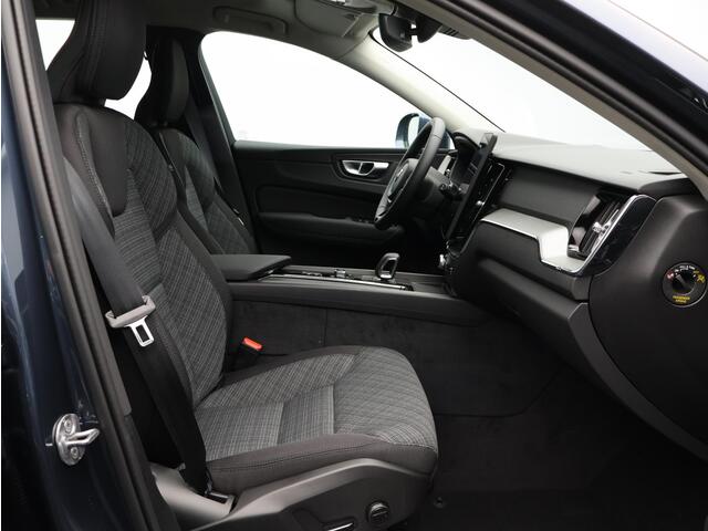 Volvo XC60 2.0 T6 Plug-in hybrid AWD Essential / Adaptive Cruise / Stoel+Stuurverwarming / 19" Wielen / All-Seasonbanden / BLIS / Pilot Assist / Parkeersensoren Voor+Achter /