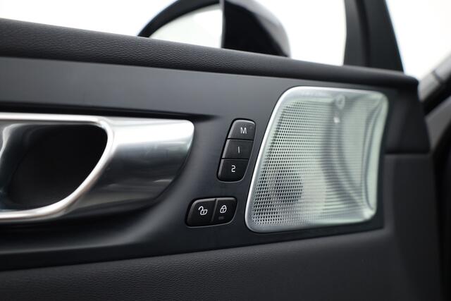 Volvo XC60 2.0 T8 Plug-in hybrid AWD Ultra Black Edition | Luchtvering | 360cam | Elek. Trekhaak | HUD | Bowers & Wilkins | Memory