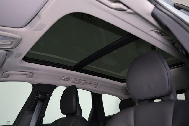 Volvo XC60 T6 Recharge AWD Ultra Dark - Luchtvering - Panorama/schuifdak - IntelliSafe Assist & Surround - 360º Camera - Harman/Kardon audio - Adaptieve LED koplampen - Verwarmde voorstoelen, stuur & achterbank - Parkeersensoren voor & achter - Elektr. bedienb. voor
