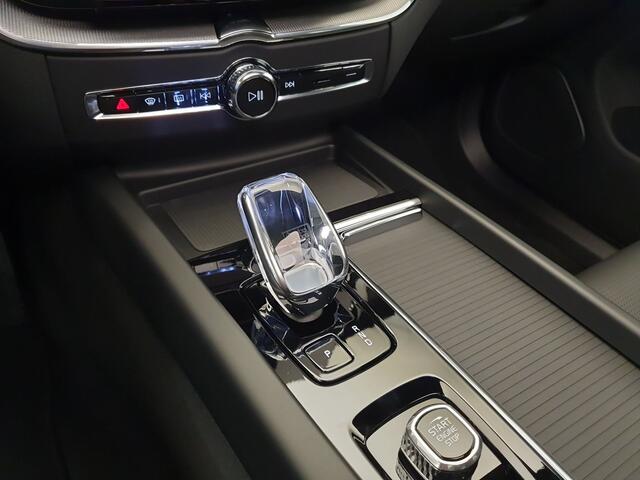 Volvo XC60 2.0 T6 Plug-in hybrid AWD Ultra Black Edition ¤79.192,- nieuw, Wegklapbare trekhaak, Panoramadak, Harman/Kardon