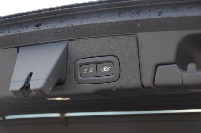 Volvo XC60 T6 350PK Automaat AWD Plus Dark / Adaptieve cruise control / Parkeersensoren met 360 camera / Stoel - en stuurwielverwarming / Elektrische stoelen met geheugen / Getint glas / Apple carplay / Keyless entry / Elektrische achterklep