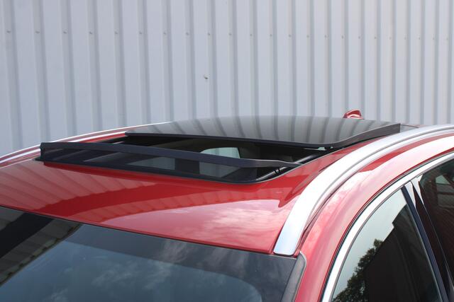 Volvo XC60 2.0 Recharge T6 AWD R-Design | Incl. 12 maanden garantie | Cruise control | Climate control | Apple carplay/Android auto | Uitklapbare trekhaak | Schuif/kantel dak | Parkeercamera | Stoel/stuurverwarming |