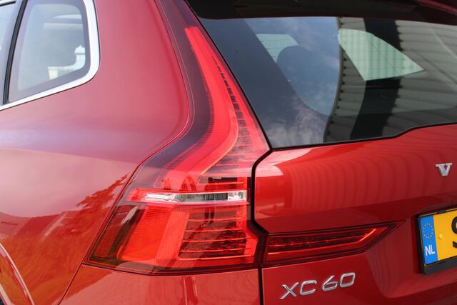 Volvo XC60 2.0 Recharge T6 AWD R-Design | Incl. 12 maanden garantie | Cruise control | Climate control | Apple carplay/Android auto | Uitklapbare trekhaak | Schuif/kantel dak | Parkeercamera | Stoel/stuurverwarming |