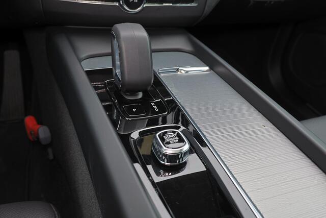 Volvo XC60 T6 Recharge AWD Plus Dark - Panorama/schuifdak - IntelliSafe Assist & Surround - 360º Camera - Verwarmde voorstoelen, stuur & achterbank - Parkeersensoren voor & achter - Elektr. bedienb. voorstoelen met geheugen - Draadloze tel. lader - Elektr. inklapbar