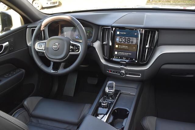 Volvo XC60 T6 AWD 350PK Plug-in hybrid Plus Dark | BLIS | ACC | Trekhaak | Elec.stoelen | 4-seiz.banden |