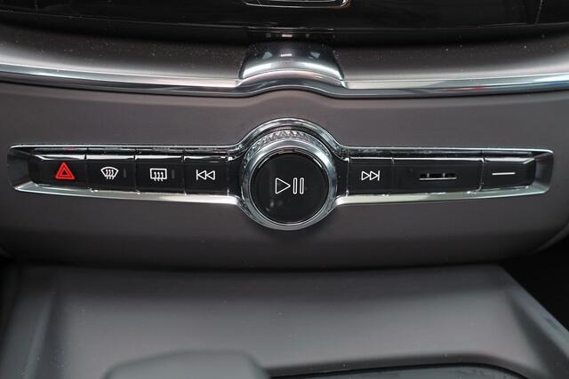 Volvo XC60 T6 Recharge AWD Core Bright - LONG RANGE - Panorama/schuifdak - IntelliSafe Assist & Surround - Parkeercamera achter - Verwarmde voorstoelen, stuur & achterbank - Parkeersensoren voor & achter - Draadloze tel. lader - 18' LMV