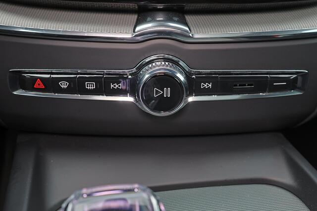 Volvo XC60 T6 Recharge AWD Plus Black Edition - LONG RANGE - Panorama/schuifdak - IntelliSafe Assist & Surround - 360º Camera - Verwarmde voorstoelen, stuur & achterbank - Parkeersensoren voor & achter - Elektr. bedienb. voorstoelen met geheugen - Head up display - 