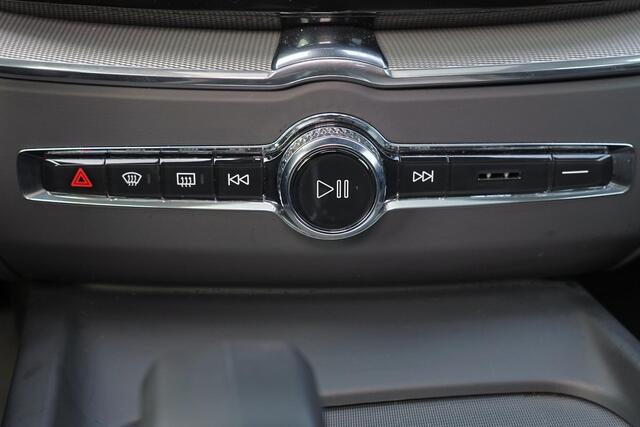 Volvo XC60 T6 Recharge AWD Plus Dark - Panorama/schuifdak - IntelliSafe Assist & Surround - 360º Camera - Verwarmde voorstoelen, stuur & achterbank - Parkeersensoren voor & achter - Elektr. bedienb. voorstoelen met geheugen - Draadloze tel. lader - Elektr. inklapbar