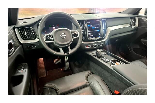 Volvo XC60 2.0 T8 AWD Recharge LONG RANGE 335kW/455pk Aut8 Ultimate Dark LUCHTVERING + HARMAN/KARDON + PANORAMADAK + EL.TREKHAAK + STOELMASSAGE + STOELVERWARMING&-VENTILATIE + 360 CAMERA + KEYLESS + PARKSENSOREN + 21" LM-VELGEN!!