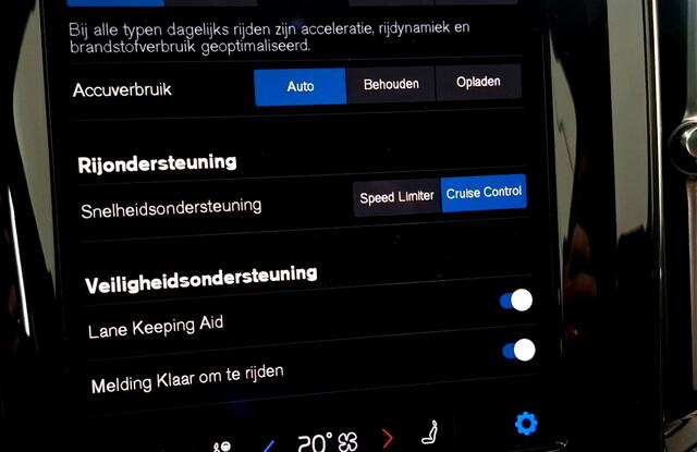 Volvo XC60 2.0 T8 AWD Recharge LONG RANGE 335kW/455pk Aut8 Ultimate Dark LUCHTVERING + HARMAN/KARDON + PANORAMADAK + EL.TREKHAAK + STOELMASSAGE + STOELVERWARMING&-VENTILATIE + 360 CAMERA + KEYLESS + PARKSENSOREN + 21" LM-VELGEN!!