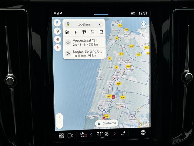Volvo XC60 2.0 T6 Plug-in hybrid AWD Ultra Dark Panorama dak, 360Gr Parkeer Camera, Verwarmde stoelen+Stuur, Harman-Kardon Premium Sound, Electr. verstelbare voorstoelen, Trekhaak semi electrisch