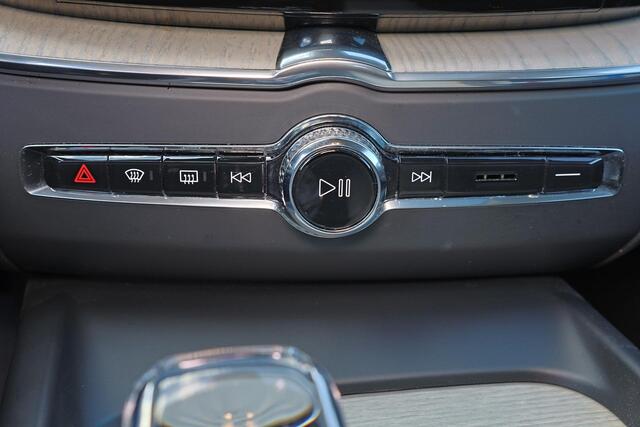 Volvo XC60 T8 Recharge AWD Inscription - Panorama/schuifdak - IntelliSafe Assist - Harman/Kardon audio - Adaptieve LED koplampen - Parkeercamera achter - Verwarmde voorstoelen & stuur - Parkeersensoren voor & achter - Elektr. bedienb. voorstoelen met geheugen - Draa