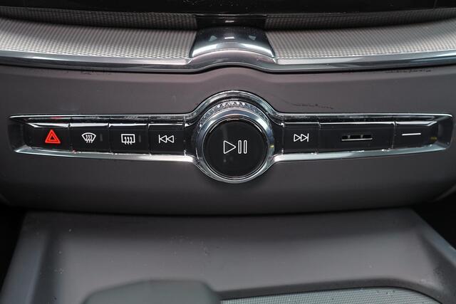 Volvo XC60 T6 Recharge AWD Plus Dark - LONG RANGE - Panorama/schuifdak - IntelliSafe Assist & Surround - 360º Camera - Harman/Kardon audio - Adaptieve LED koplampen - Verwarmde voorstoelen, stuur & achterbank - Parkeersensoren voor & achter - Elektr. bedienb. voorst