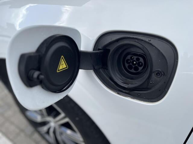 Volvo XC60 2.0 T8 Twin Engine AWD Inscription | Luchtvering | Stoelmassage | Trekhaak |