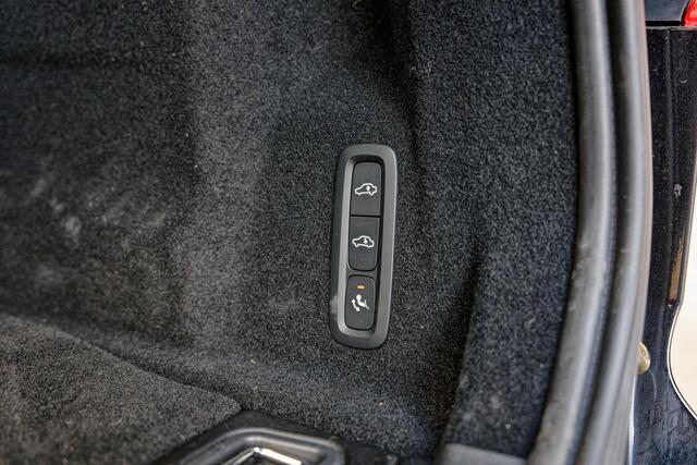 Volvo XC60 2.0 T8 Plug-in hybrid AWD Ultimate Black Edition Luchtvering, Trekhaak, 21", Panoramadak