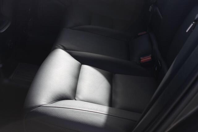 Volvo XC60 2.0 T6 Plug-in hybrid AWD Plus Dark Adaptieve cruise control / Panoramisch schuif-kanteldak / Lederen bekleding / 19" lm velgen / Google infotainment