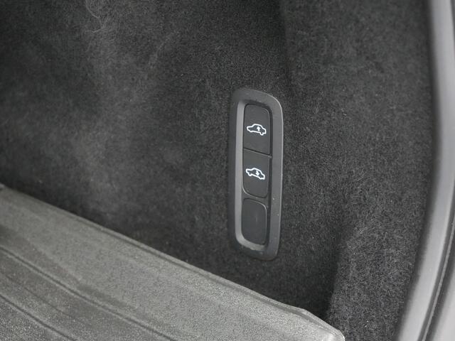 Volvo XC60 T8 AWD Ultimate Dark Long Range Plug In Hybrid 456pk Dealer O.H PHEV | Luchtvering | Panodak | Head Up | Adaptive Cruise | Lederen Sportstoelen Ventilatie & Massage & Memory | 360 Camera | Bowers & Wilkins | Google Assistent | Blis | Keyless |