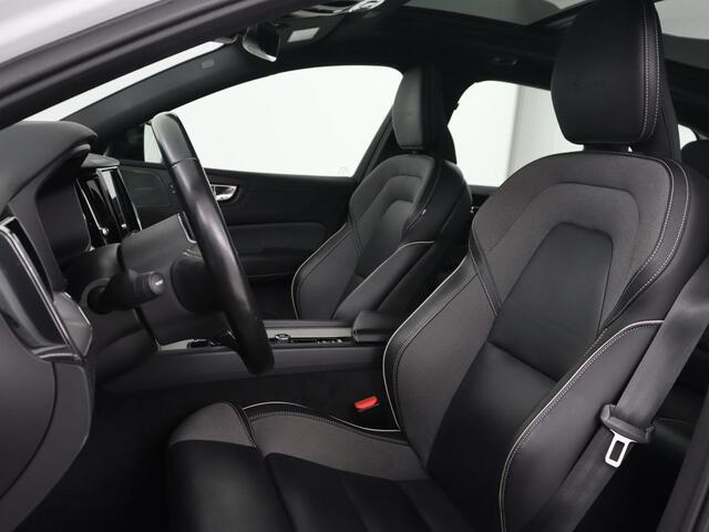 Volvo XC60 2.0 Recharge T8 AWD R-Design | Panoramadak | Trekhaak | Adaptive cruise | Stoelverwarming | Carplay | Harman/Kardon | Navigatie | Memory | Sportstoelen | Achterbankverwarming | PHEV | Plug In