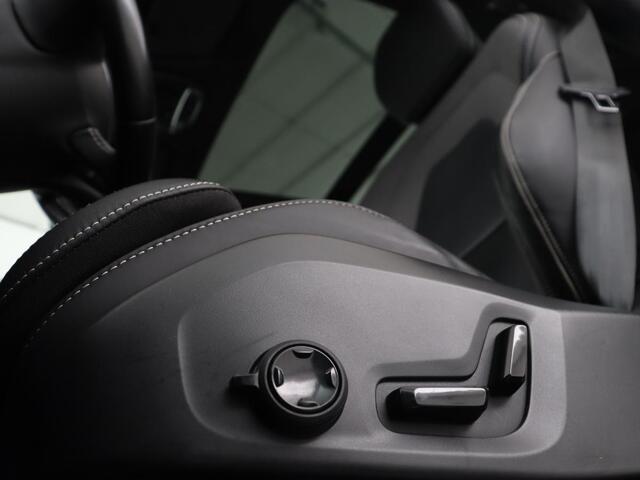 Volvo XC60 2.0 Recharge T8 AWD R-Design | Panoramadak | Trekhaak | Adaptive cruise | Stoelverwarming | Carplay | Harman/Kardon | Navigatie | Memory | Sportstoelen | Achterbankverwarming | PHEV | Plug In