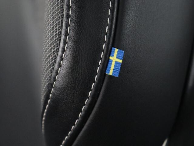 Volvo XC60 2.0 Recharge T8 AWD R-Design | Panoramadak | Trekhaak | Adaptive cruise | Stoelverwarming | Carplay | Harman/Kardon | Navigatie | Memory | Sportstoelen | Achterbankverwarming | PHEV | Plug In