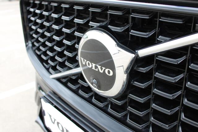 Volvo XC60 T6 350PK Plug-in hybrid AWD Plus Dark | Adaptieve Cruise Control met Pilot Assist | Elektrisch bedienbaar panoramisch schuif-/kanteldak | Premium audio by Harman Kardon | Elektrische voorstoelen met geheugen | Verwarmbare voorstoelen + stuurwiel