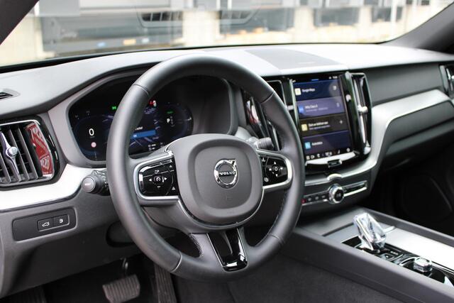 Volvo XC60 T6 350PK Plug-in hybrid AWD Plus Dark | Adaptieve Cruise Control met Pilot Assist | Elektrisch bedienbaar panoramisch schuif-/kanteldak | Premium audio by Harman Kardon | Elektrische voorstoelen met geheugen | Verwarmbare voorstoelen + stuurwiel