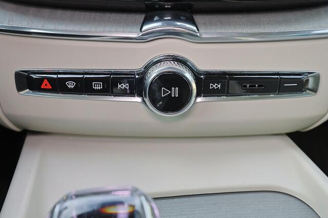 Volvo XC60 T6 Plug-in hybrid AWD Ultimate Bright - LONG RANGE - Panorama/schuifdak - IntelliSafe Assist & Surround - Luchtvering - 360º Camera - Harman/Kardon audio - Verwarmde voorstoelen, stuur & achterbank - Parkeersensoren voor & achter - Elektr. bedienb. voorst