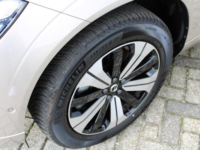 Volvo XC60 2.0 T6 Plug-in hybrid AWD Plus Dark Automaat / Panoramadak / Trekhaak / 360* camera / All Seasonbanden