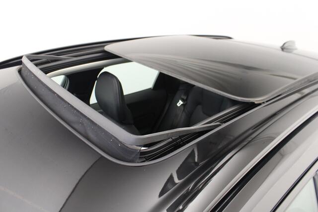 Volvo XC60 2.0 T6 Plug-in hybrid AWD Plus Dark |Pano|