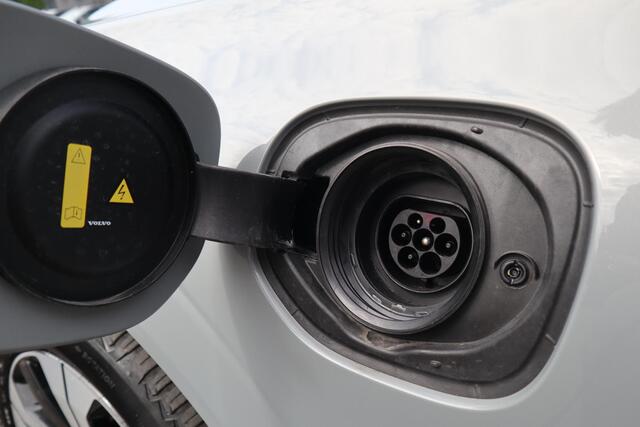 Volvo XC60 2.0 T6 Plug-in hybrid AWD Plus Dark | 360-camera | Schuif/kanteldak | Stuur & Stoelverwarming V+A | Trekhaak |