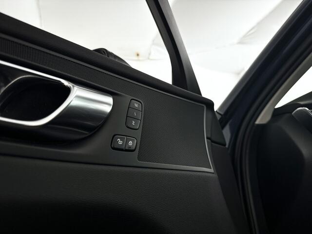 Volvo XC60 T6 Plug-in hybrid AWD Plus Dark | Panoramadak | 360° camera | Stoel- en Stuurverwarming | Trekhaak