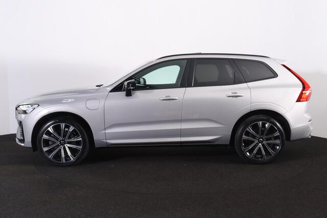 Volvo XC60 T6 Recharge AWD R-Design - Panorama/schuifdak - IntelliSafe Assist & Surround - Harman/Kardon audio - Adaptieve LED koplampen - Parkeercamera achter - Verwarmde voorstoelen & stuur - Parkeersensoren voor & achter - Elektr. bedienb. voorstoelen met geheuge