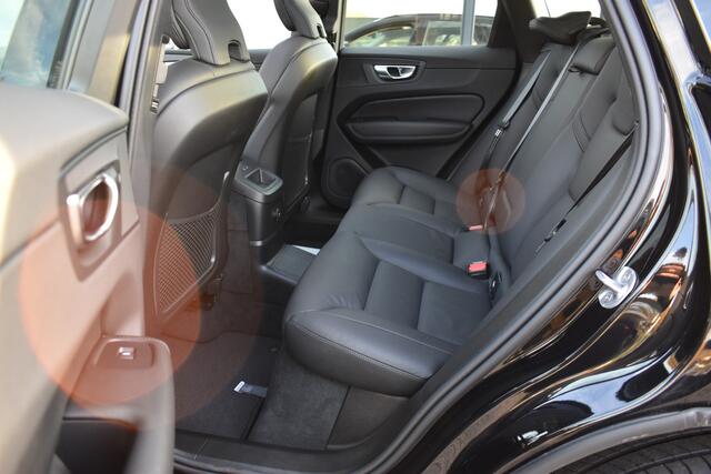 Volvo XC60 T6 AWD 350PK Plug-in Hybrid Ultra Dark | Trekhaak | Leer | H&K | ACC | Thuislader |