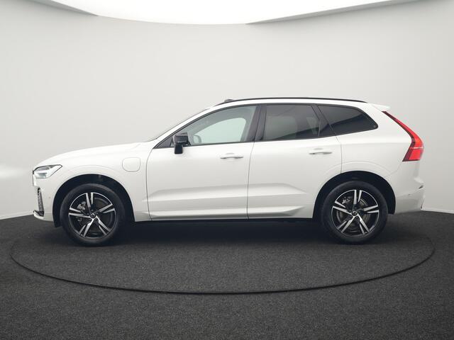 Volvo XC60 Recharge T6 AWD R-Design Plug In Hybrid 341pk Dealer O.H. PHEV | Panodak | Adaptive Cruise | 360 Camera | Google Assistent | Lederen Sportstoelen Memory & Verwarmd | Apple Carplay | Keyless | Virtual | Navigatie | DAB |
