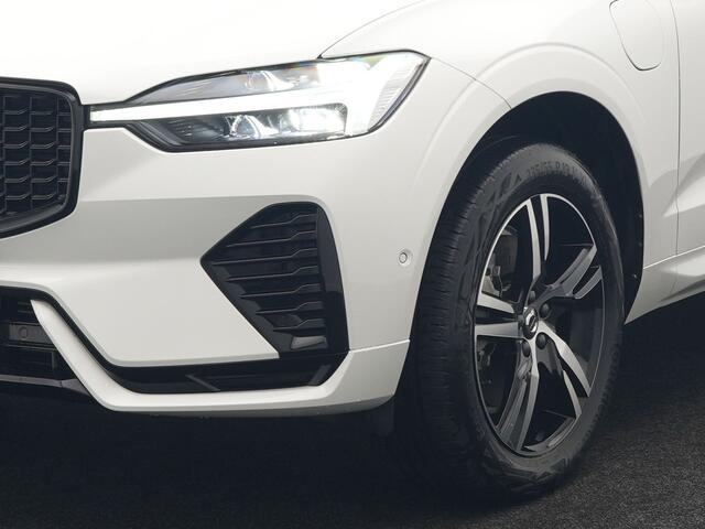 Volvo XC60 Recharge T6 AWD R-Design Plug In Hybrid 341pk Dealer O.H. PHEV | Panodak | Adaptive Cruise | 360 Camera | Google Assistent | Lederen Sportstoelen Memory & Verwarmd | Apple Carplay | Keyless | Virtual | Navigatie | DAB |
