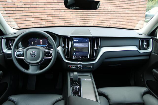 Volvo XC60 T8 Plug-in hybrid AWD Ultra Dark | | Nieuwe auto | Luchtvering | Trekhaak Semi-Elektrisch | Panoramisch schuif- /kanteldak | 21" inch lichtmetalen velgen | Head-Up Display | 360 graden camera | Harman/Kardon Audiosysteem | Extra getint glas | Elektrisch v