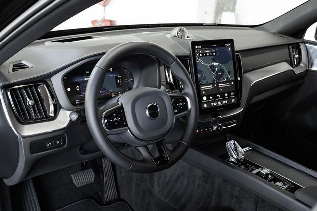 Volvo XC60 T6 Plug-in hybrid AWD Ultra Black Edition | Bowers & Wilkins Premium Audio| Luchtvering | 22" Lichtmetalen velgen | Google infotainment | Stoelverwarming | Stoelventilatie | 360° Parkeercamera | Parkeersensoren voor + achter | Parkeerverwarming