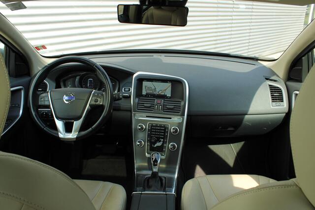 Volvo XC60 T5 Automaat FWD Summum | Elektrisch Glazen Panorama-Dak | Trekhaak Met Afneembare Kogel | Lichtmetalen Velgen 18" | Electronic Climate Controle | Voorstoelen Verwarmd | Park Assist Achter | Leder bekleding Offblack | Cruise Control | Bots Herkenning En A