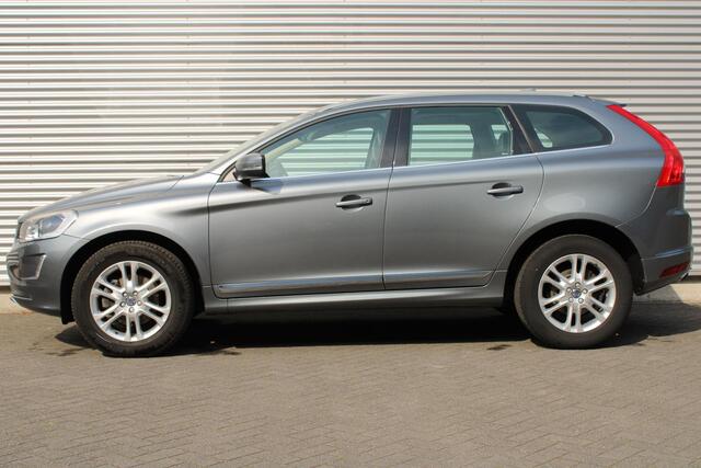Volvo XC60 T5 Automaat FWD Summum | Elektrisch Glazen Panorama-Dak | Trekhaak Met Afneembare Kogel | Lichtmetalen Velgen 18" | Electronic Climate Controle | Voorstoelen Verwarmd | Park Assist Achter | Leder bekleding Offblack | Cruise Control | Bots Herkenning En A