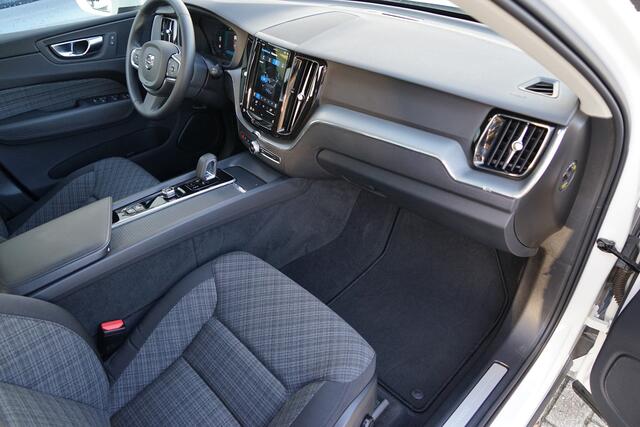 Volvo XC60 2.0 T6 Plug-in hybrid AWD Core Bright Pano, Carplay