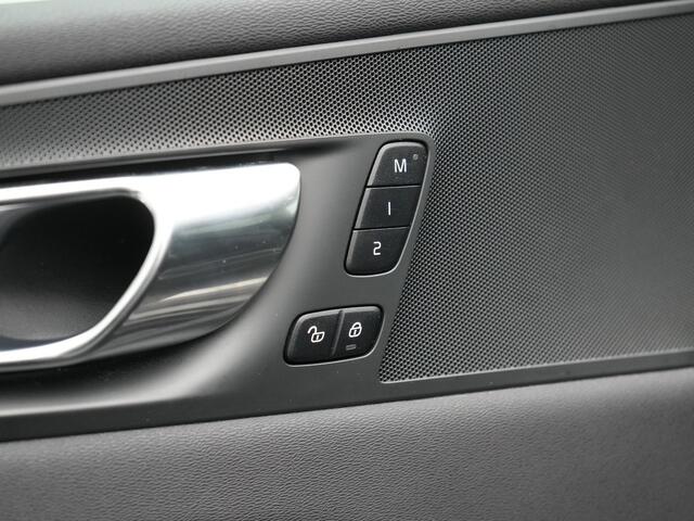 Volvo XC60 T6 AWD Ultimate Dark Long Range Plug In Hybrid 350pk Dealer O.H. PHEV | Panodak | Adaptive Cruise | Head Up | 360 Camera | Lederen Sportstoelen Memory & Verwarmd | 21"L.M | Google Assistent | Stuur Verwarmd | DAB |