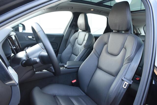 Volvo XC60 T6 350PK Automaat Plug-in Hybrid AWD Plus Dark / Navigatie / 360 Camera / Adaptieve Cruise Control / Stuur & Stoelverwarming / Elektr. Achterklep / Schuifdak / Trekhaak