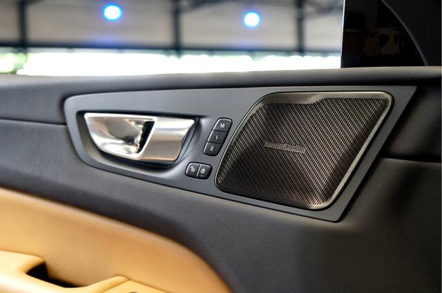 Volvo XC60 B4 155kW/211pk Aut8 MHEV Ultimate Bright PANORAMADAK + HARMAN/KARDON + STUURVERWARMING + BLIS + ADAPT.CRUISE + PILOT ASSIST + STOELVERWARMING&-VENTILATIE + LANE ASSIST + CAMERA + KEYLESS + HEAD-UP + PARKSENSOREN V&A + 20" LM-VELGEN!!