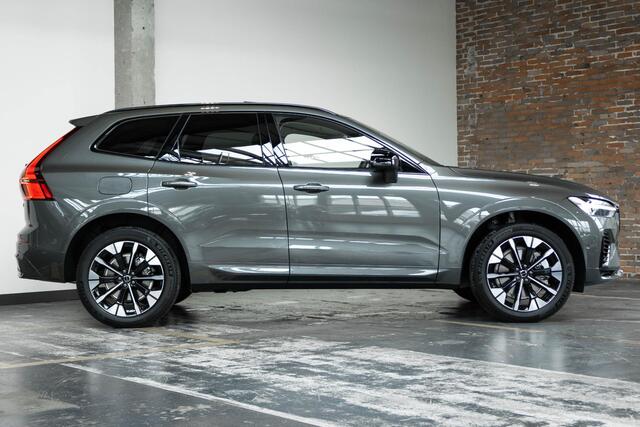 Volvo XC60 T6 Plug-in hybrid AWD Plus Dark | Harman Kardon Premium Audio | Blond Lederen Bekleding | Nieuw Model | 20'' Lichtmetalen Velgen | Head-Up Display | Panoramadak | 360° Parkeercamera | Parkeersensoren voor + achter