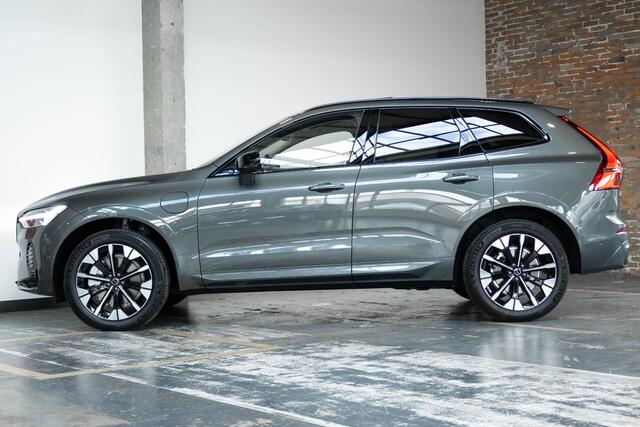 Volvo XC60 T6 Plug-in hybrid AWD Plus Dark | Harman Kardon Premium Audio | Blond Lederen Bekleding | Nieuw Model | 20'' Lichtmetalen Velgen | Head-Up Display | Panoramadak | 360° Parkeercamera | Parkeersensoren voor + achter