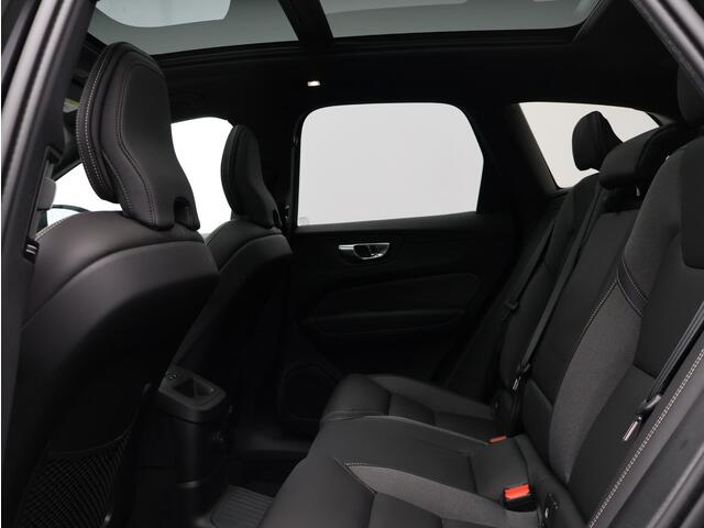 Volvo XC60 2.0 T8 Plug-in hybrid AWD Ultra Black Edition / Luchtvering / Head up display. / Trekhaak / Pan. dak / Harman Kardon / Stoel+stuur+achterbankverwarming