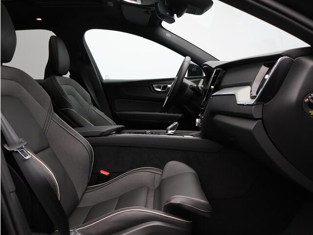 Volvo XC60 2.0 T8 Plug-in hybrid AWD Ultra Black Edition / Luchtvering / Head up display. / Trekhaak / Pan. dak / Harman Kardon / Stoel+stuur+achterbankverwarming