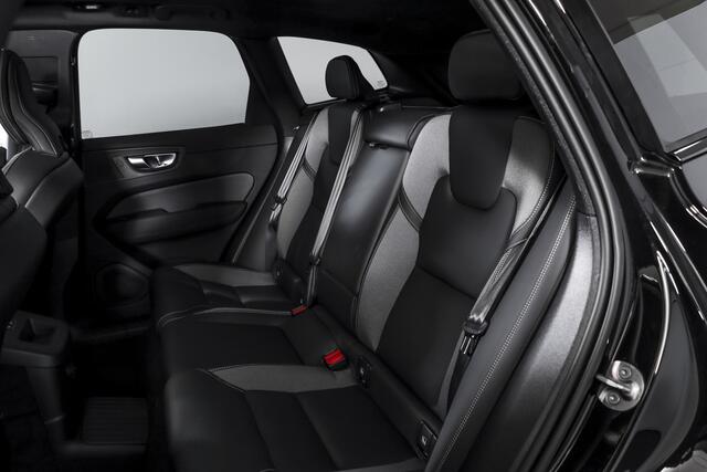 Volvo XC60 2.0 T8 Plug-in hybrid AWD Plus Black Edition - Facelift | S/K Panodak | Dig.Cockpit | Adapt.Cruise | Stoel-+Stuurverw. | 360 Camera | NAV+App.Connect | Auto.Airco | Harmon Kardon | LM 21" | 2496