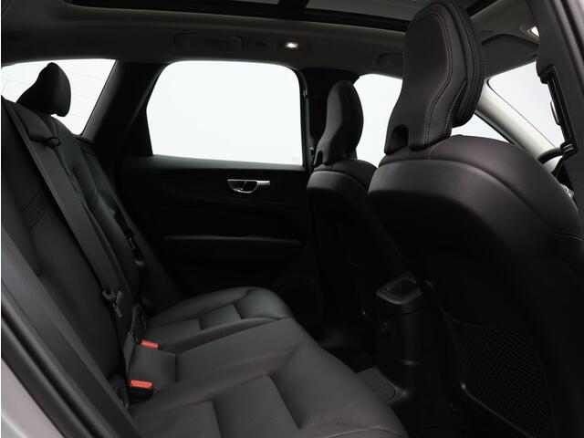 Volvo XC60 T6 AWD Plug-in hybrid AWD Plus Dark / Trekhaak / Pan. dak / Elektr. bed. stoelen / Stoel+stuur+achterbankverwarming