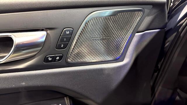 Volvo XC60 2.0 T8 AWD Recharge Long Range 335kW/455pk Aut8 Ultimate Bright LUCHTVERING + HARMAN/KARDON + PANORAMADAK + PILOT ASSIST + ADAPT.CRUISE + LANE ASSIST + STOELMASSAGE + STOELVERWARMING&-VENTILATIE + 360 CAMERA + HEAD-UP + PARKSENSOREN + 19" LM-VELGEN!!